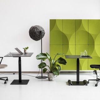 vank-arragement-via-chairs-co-table-green-ellipse-globe-screen_2