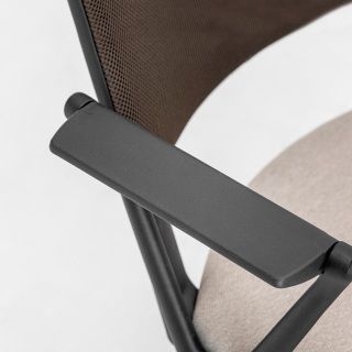 vank-chair-close-armrest